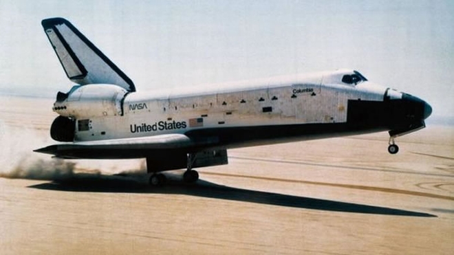 哥伦比亚号航天飞机的发射看起来一切顺利。但是，宇航员在进入轨道并打开负载舱门之后，他们在轨道器尾部发现了几处消失的隔热保护陶瓷。