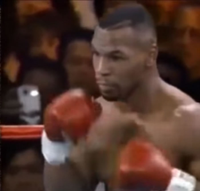 时光旅行是真的吗：拳王泰森1995年拳赛中竟出现智能手机？