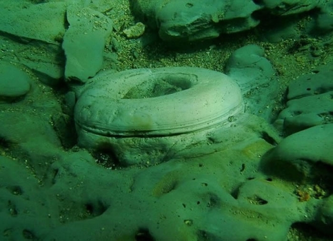 学者发现，“文物”其实是由河床底下的地壳断层泄漏出的甲烷气体所致。