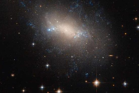 这个被命名为NGC 2337的星系,位于2500万光年之外的山猫座内。