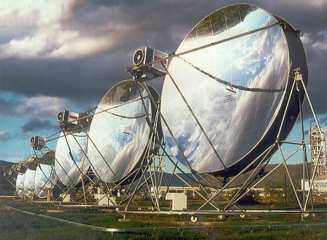 聚光器焦点上的能量转换单元（斯特林发动机+发电机）