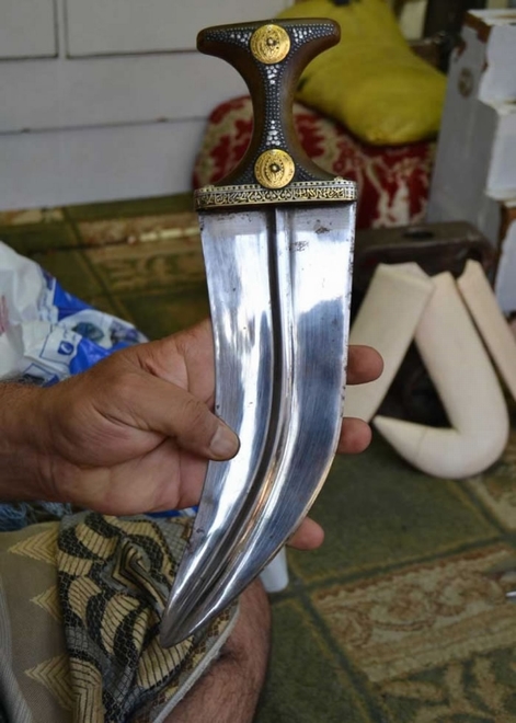 带有以犀牛角制成刀柄的匕首,被视为也门人的身份象征。