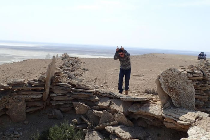 考古学家奥黛莉.阿斯塔费夫(Audrey Astafyev)假装成赛加羚羊,意外闯入远古时代的猎捕陷阱。赛加羚羊在中亚大草原已几近绝迹。 PHOTOGRAPH