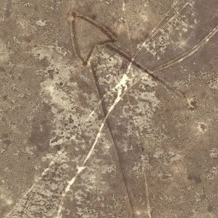 从卫星照片中看到位于乌兹别克西部、近咸海的箭头状沙漠风筝。 Leaflet | Bing, © 2016 DigitalGlobe, © 2