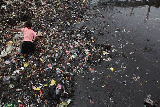 塑胶环被弃置后，可能流入河流或大海，威胁海洋生态。