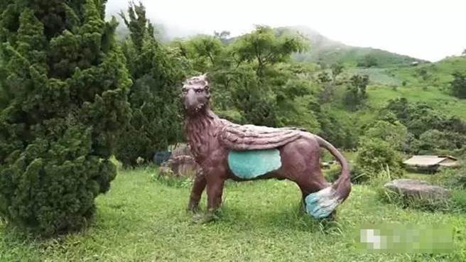 公园里充满了来自童话文学作品的动物雕像和稀奇植物。