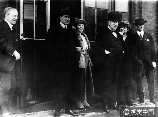 汤玛斯·爱迪生和妻子、查理斯一起合影。