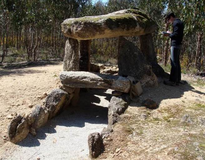 就像小孔相机的原理，将遥远星空的景像，投射到墓地中。(图/趣味说