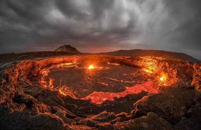 岩浆附近的温度极高。
