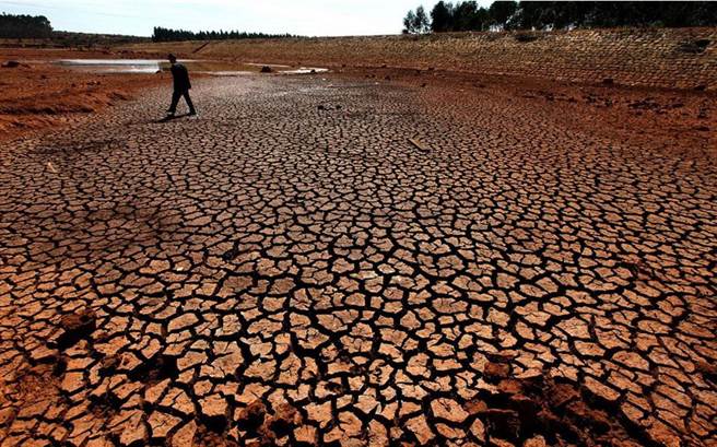 每年当干旱季节来临时，杜兹河流的水都会枯竭，当地的农民再也无法从河流里取到现成的饮用水了。