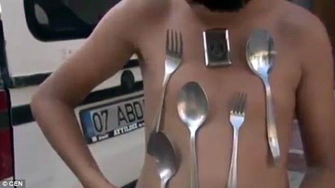 他的父母表示，他们是在穆罕默特看到电视上一个男人表演，他尝试模仿，才发现他也有这种特别的能力。