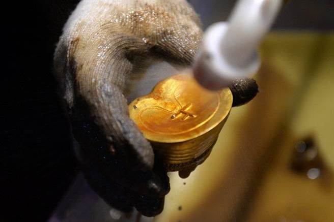 包括马蹄金、两盒金饼等等。