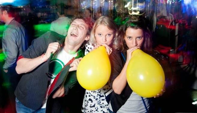 由于吸食“笑气”后会有兴奋、愉悦感，所以可能会让人“上瘾”，产生心理依赖。