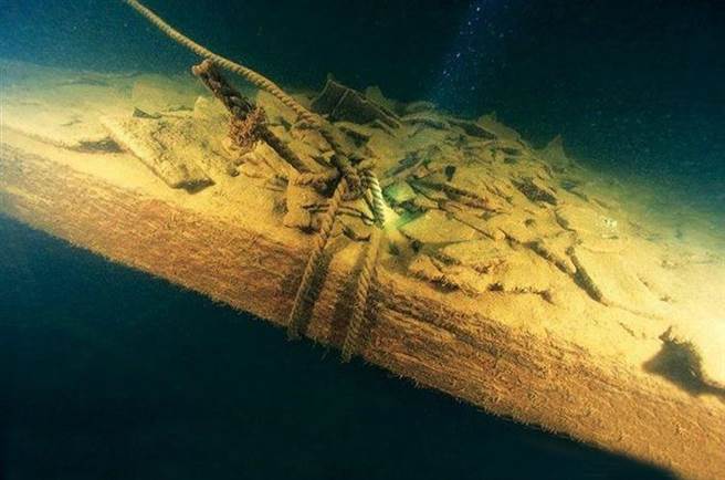 对于文物保护专家来说，这两座古城被淹没的过程相当草率，许多文物都还来不及搬迁，便被尘封在水里。