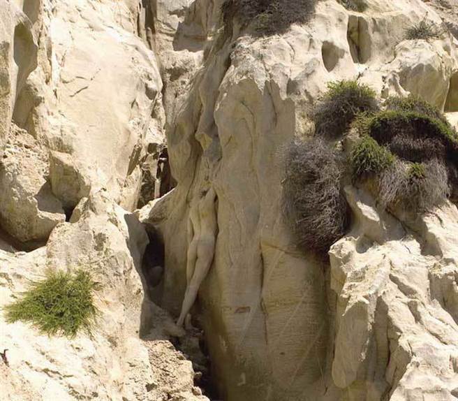 这种隐匿的创作形式为摄影更注入了全新的元素