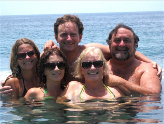 詹姆斯佛伦出生于“健康”家庭，从小备受父母疼爱，也是五育均优的好青年。