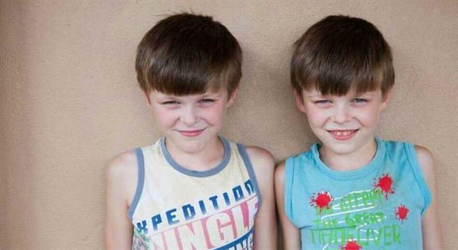 该小镇总共有6,600位居民,光是双胞胎就有700对。 该小镇总共有6,600位居民,光是双胞胎就有700对。