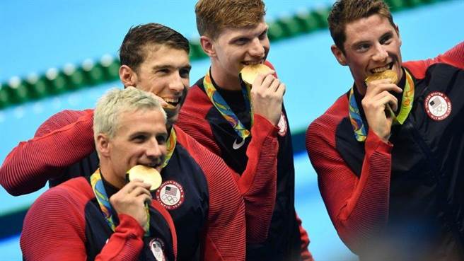 揭密运动员为何喜欢咬金牌 用意何在? 揭密运动员为何喜欢咬金牌 用意何在?