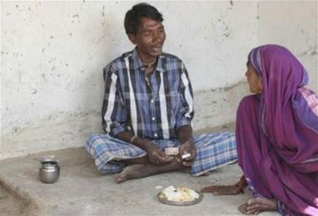 现在男子还将表演吃砖头作为主业,每次收取少量观看费。 现在男子还将表演吃砖头作为主业,每次收取少量观看费。