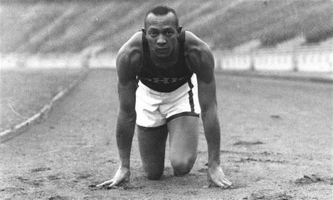 Jesse Owens 脚下是焚烧过的煤炭渣铺成的跑道。 Jesse Owens 脚下是焚烧过的煤炭渣铺成的跑道。