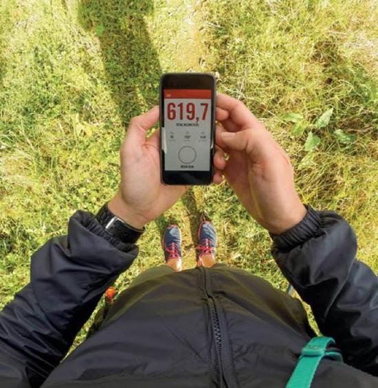 智能手机中健康类App的出现,从而能让研究者获取大量人群的数据。图片来自nature.com