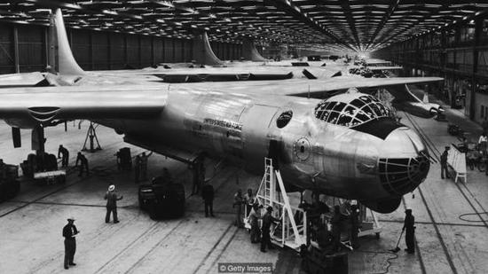 图为美国空军正在观看安装了核反应堆的B-36轰炸机。