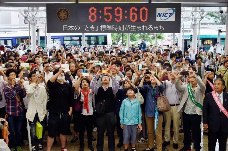 01-leap-second.adapt.885.1