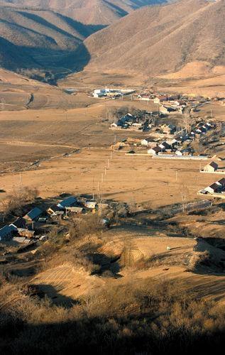 中国首个陨石坑确定：坑底有个村庄