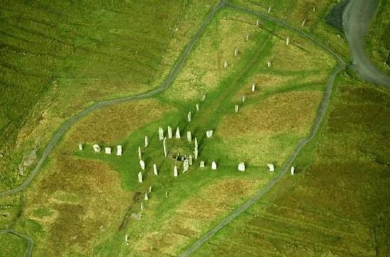 图中是路易斯岛的卡兰尼什巨石阵，直径为13米。