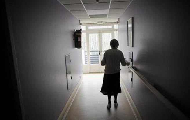 阿兹海默症是一种常见于老人的疾病，有多种病因。