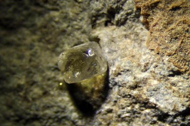 他在一段叫“金伯利岩”（kimberlite）的岩石层内发现4颗钻石，其中比较大的两颗有20克拉左右重。