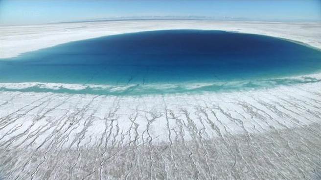 因为当地球表面的严寒变得越来越致命时，只有地球更深的内部才能为生命提供足够的温度，所以只要找到适合的温度层，就可以在那里开辟出广阔的空间来。