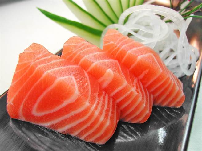 一名日本妇女进食三文鱼刺身后感到不适,检查后惊觉被一种可钻入胃壁的寄生虫入侵胃部及食道等部位 一名日本妇女进食三文鱼刺身后感到不适,检查后惊觉被一种可钻入胃壁的寄生虫入侵胃部及食道等部位