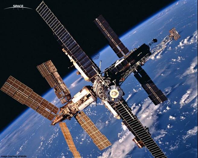 如果太空人不小心飘进太空会怎样？