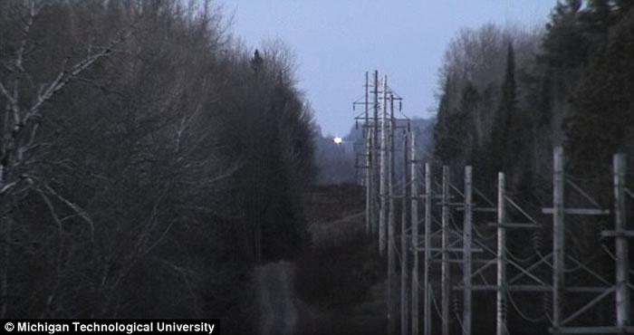 波尔丁之光：美国密西根州波尔丁国家森林公园传出神秘白色亮光