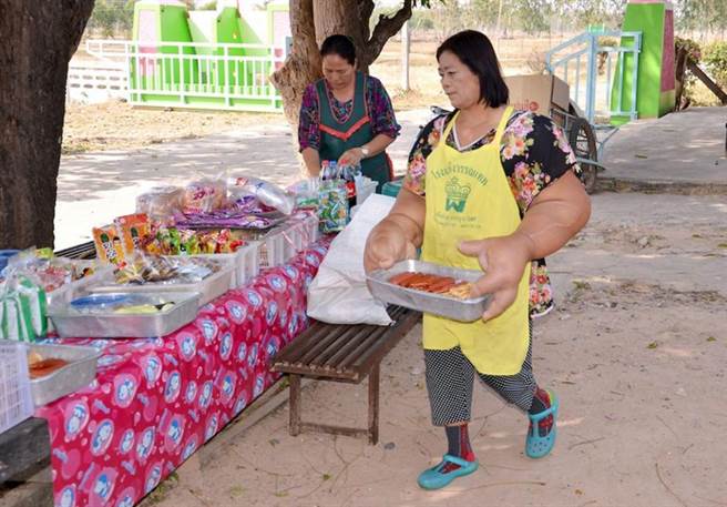 她罹患的是一种叫“脂瘤性营养异常性巨大发育症”。