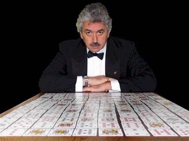 有人认为,大脑的极限是记住6副牌,而奥布莱恩竟然可以记忆54副牌。 有人认为,大脑的极限是记住6副牌,而奥布莱恩竟然可以记忆54副牌。