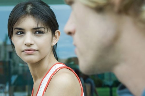 老觉得别人在看自己?是因为你的大脑很高级