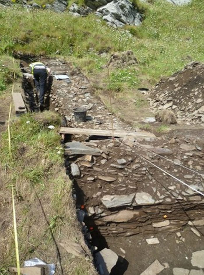 遗迹中发现超过1公尺厚的石墙。