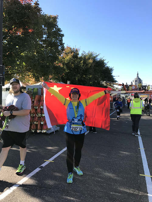 楚淑芹女士赛后高举国旗