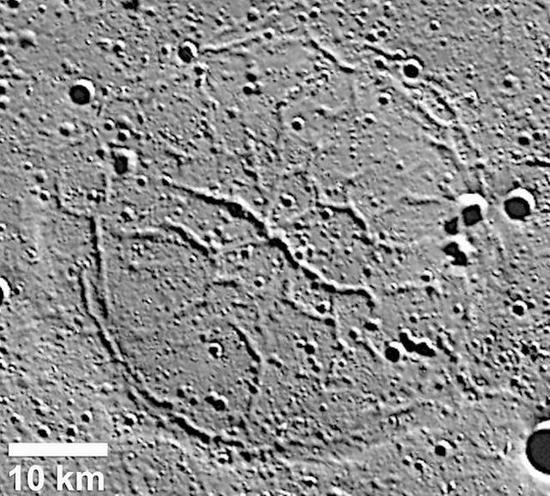 图中所示是水星歌德陨坑中的纹脊结构,目前科学家最新研究分析了水星的形成过程。