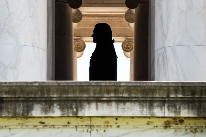 2016年八月,华府杰佛逊纪念馆上的生物膜黑斑。 PHOTOGRAPH BY JIM LO SCALZO, EPA/REDUX