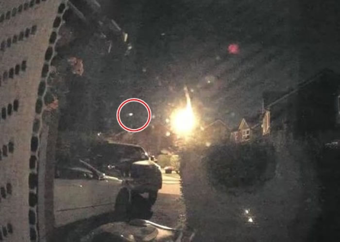 霍德形容白光（红圈示）有尾巴。