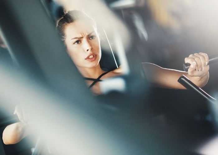 以做剧烈运动宣泄情绪，反会令心脏压力增加。