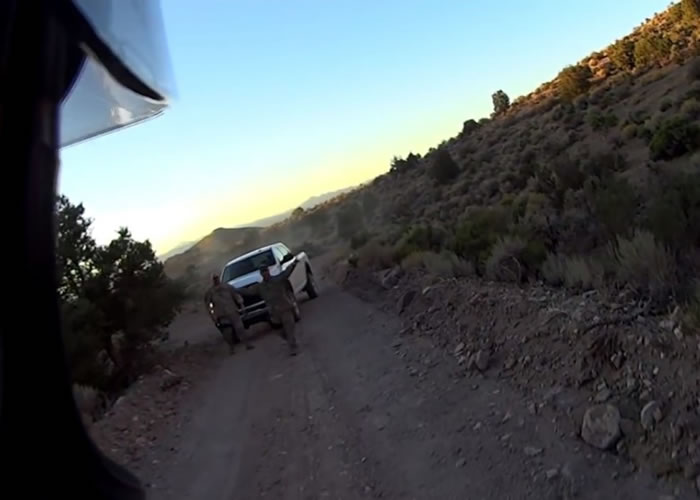 两名迷彩男下车质问电单车旅游发烧友。