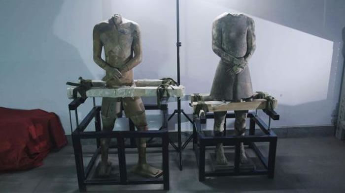 专家认为这两座陶俑是俳优，有些则认为陶俑生动真实的雕刻细节受到希腊艺术的影响。 PHOTOGRAPH BY BROOK LAPPING PRODUCTIONS