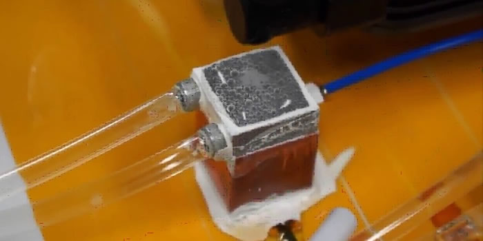 水分会流至表层散热蒸发掉。