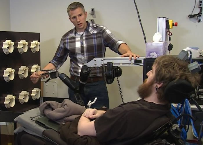 科普兰(前)与研究人员正准备进行实验。