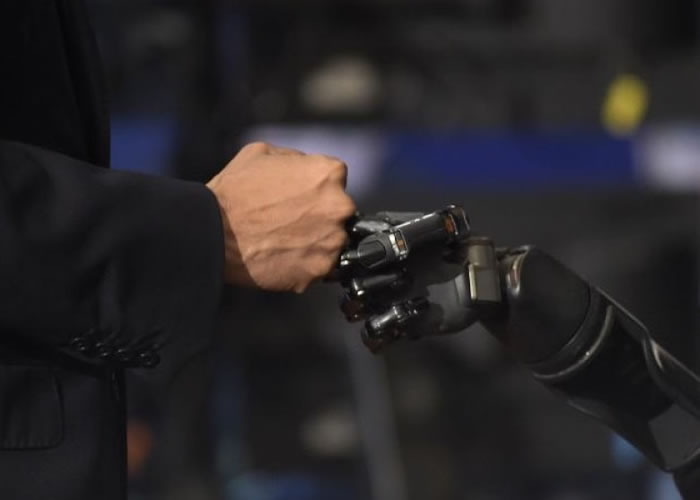 透过思想控制的机械手臂,能使瘫痪者重拾触碰的感觉。