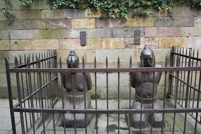 安徽岳飞庙前秦桧与王氏像 安徽岳飞庙前秦桧与王氏像